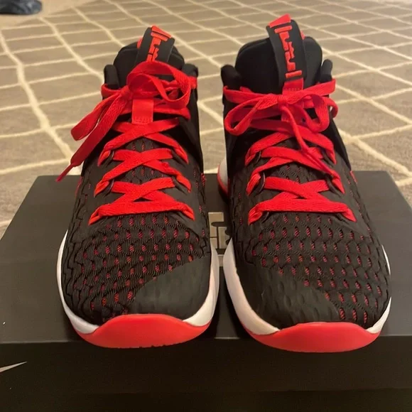 Lebron witness V black,red and white size 7.5 mens - Picture 5 of 7